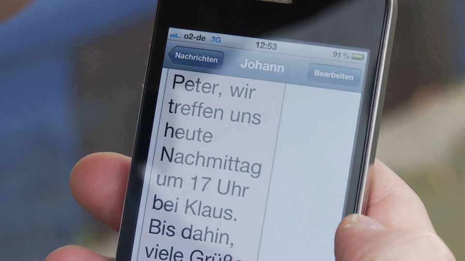 Blick auf einen Smartphone-Bildschirm mit einer Textnachricht. Das Bild ist scharf.